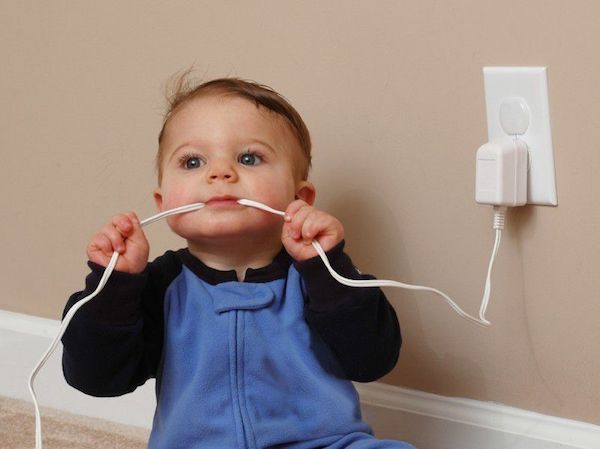 Protégez les jeunes enfants des chocs électriques