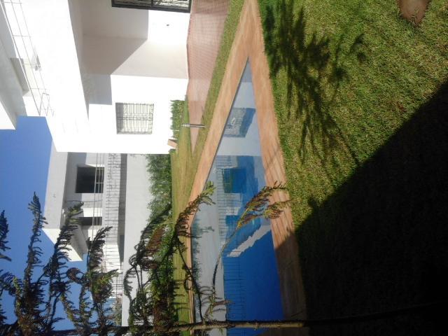 VILLA avec piscine 610 m2 à Kenitra