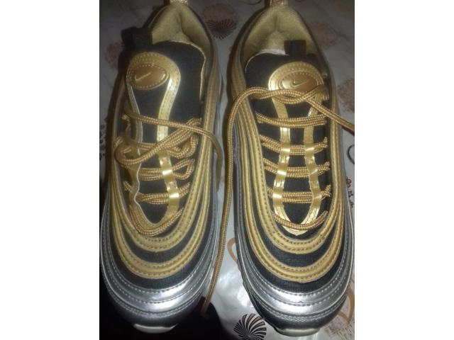 NIKE SPORTS SHOE SIZE 38.