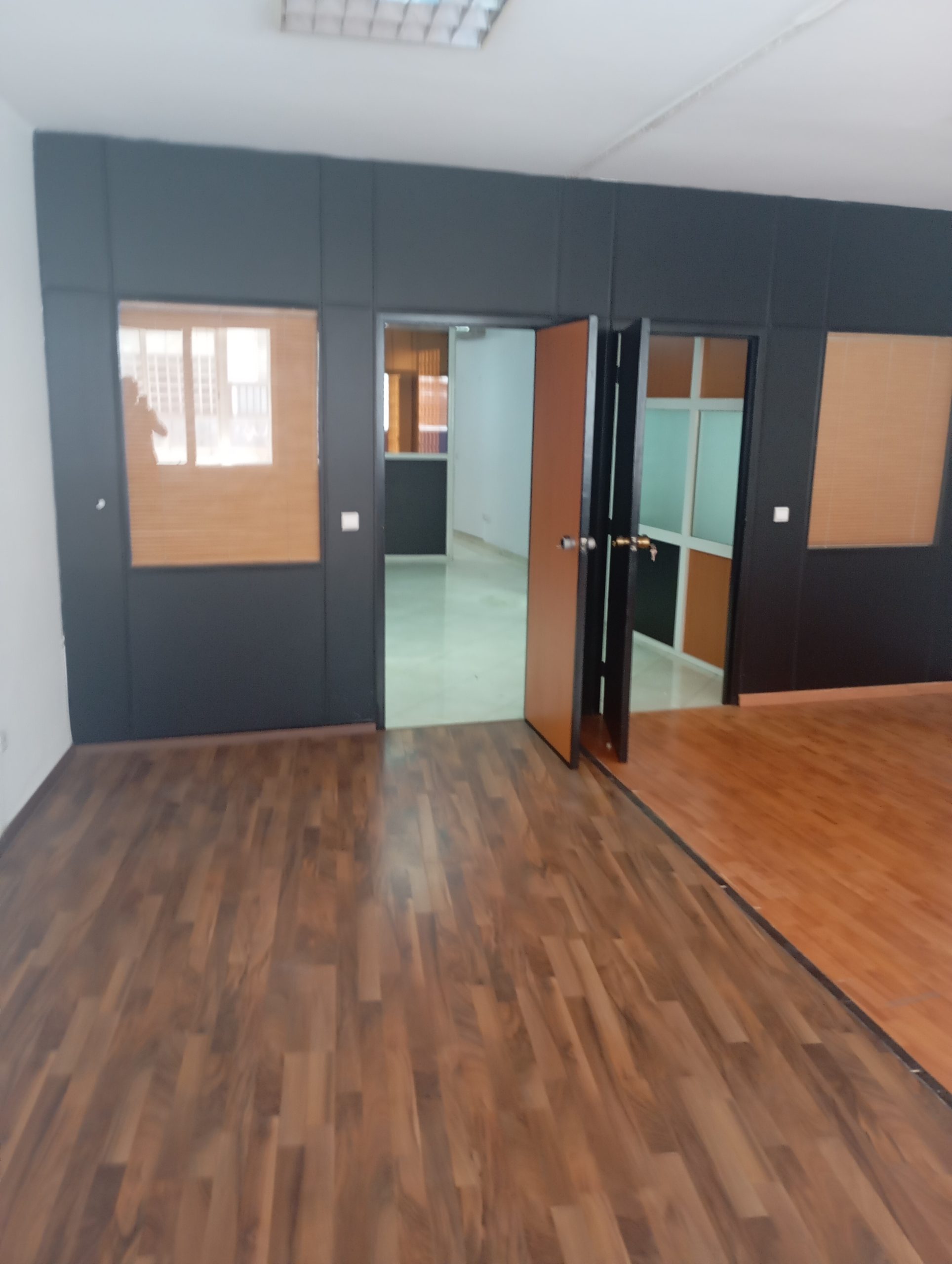 مكتب مجهز للإيجار بجوار شارع حسن الثاني مرس السلطان