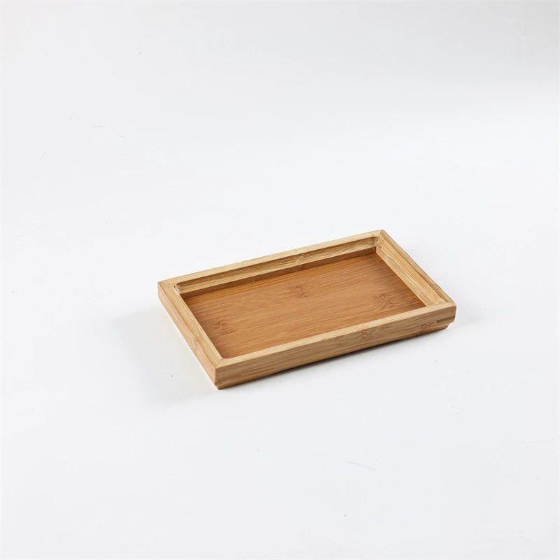 Un plateau de service en bambou naturel .