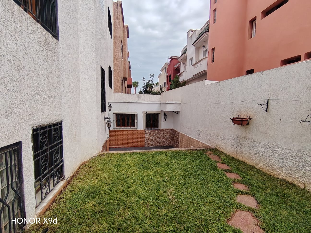 فيلا للبيع في عين سبع، مساحتها 320 متر مربع، مكونة من 3 طوابق