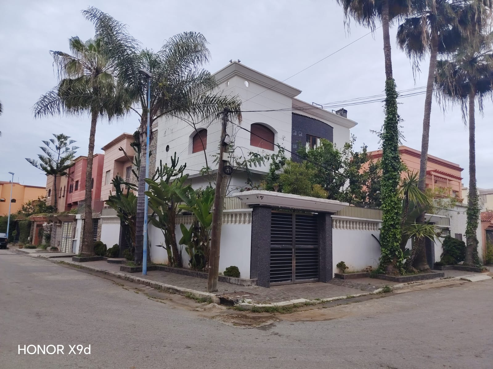 فيلا للبيع في عين سبع، مساحتها 320 متر مربع، مكونة من 3 طوابق